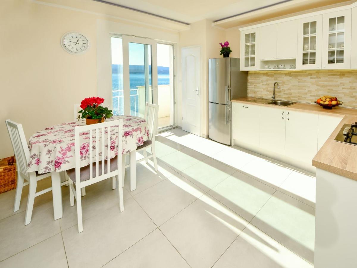 Lara By Interhome Omis