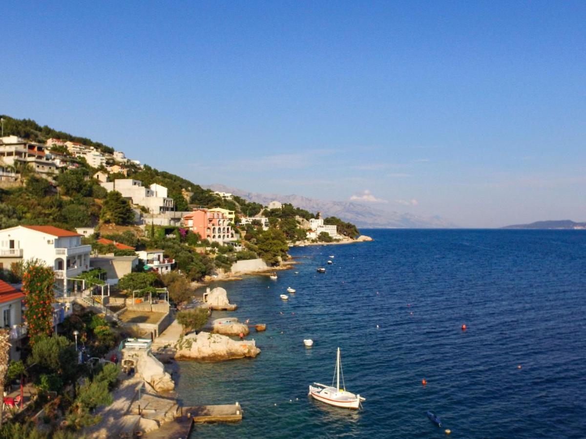 Lara By Interhome Omis