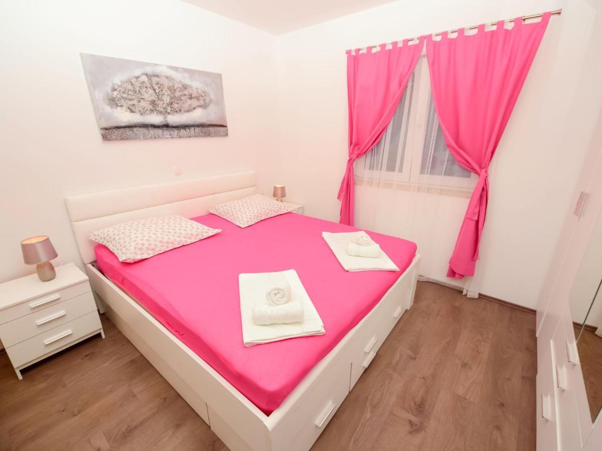 Lara By Interhome Omis