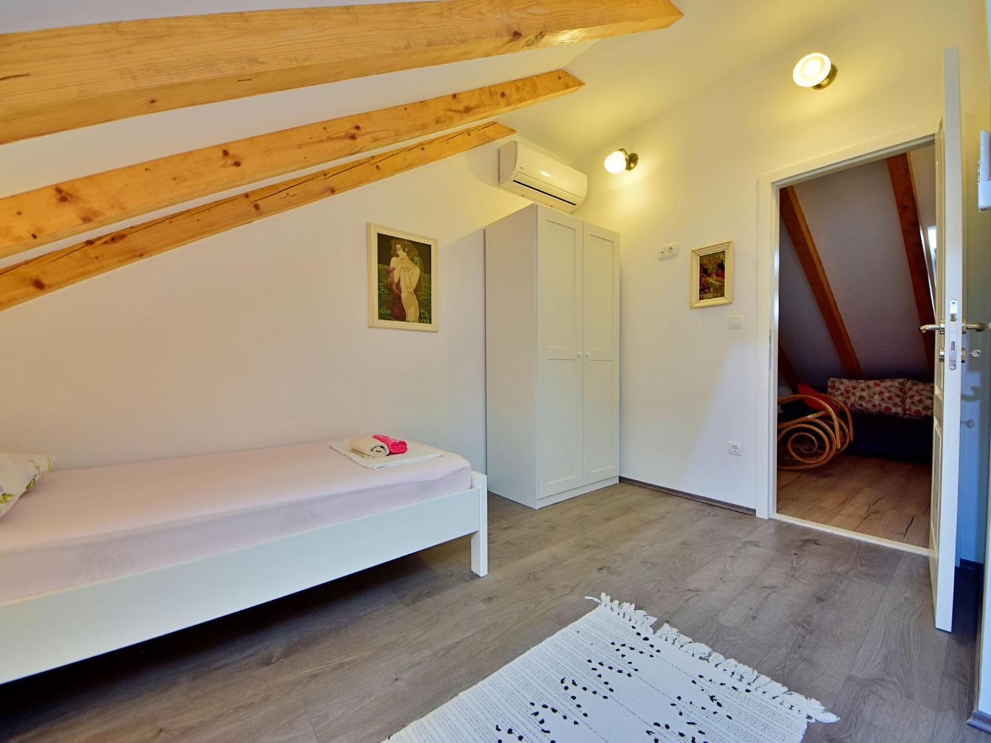 Lara By Interhome Omis