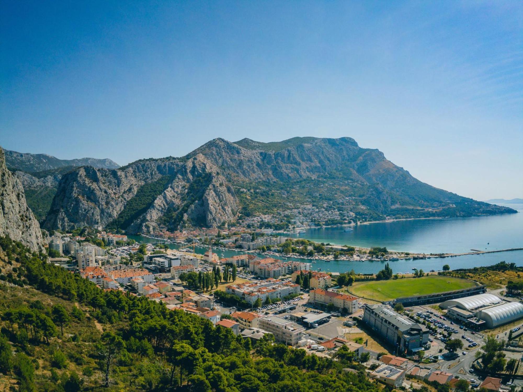 Lara By Interhome Omis